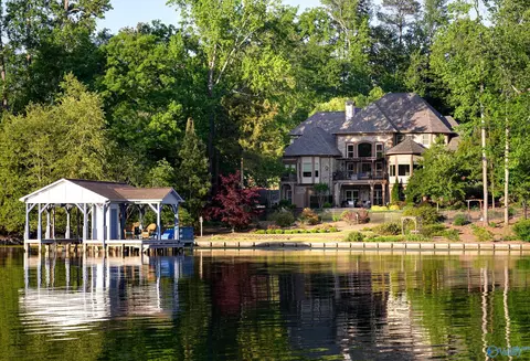 76 Cloister Ln, Scottsboro, AL 35769