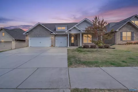 609 Magnolia Cove Ln, Hartselle, AL 35640