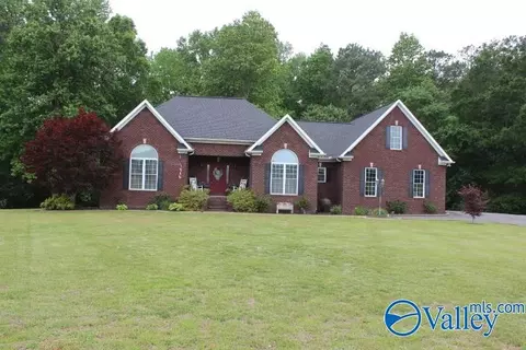 152 West Dr, Fyffe, AL 35971