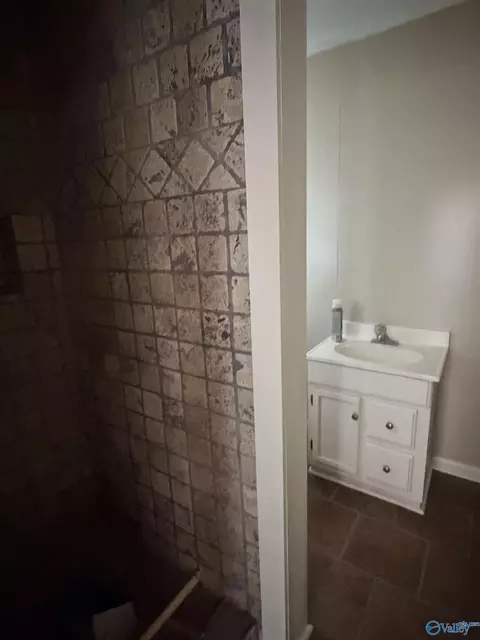 Bath - 3140 Cedar Bluff Rd, Centre, AL 35960 photo 1 of 4