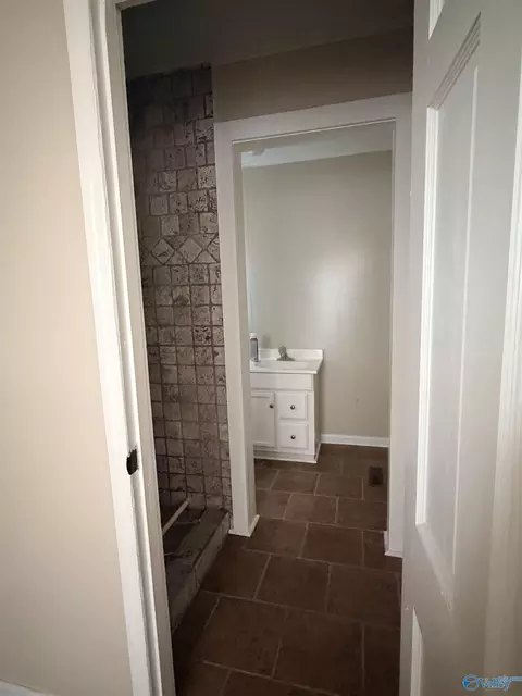Bath - 3140 Cedar Bluff Rd, Centre, AL 35960 photo 2 of 4