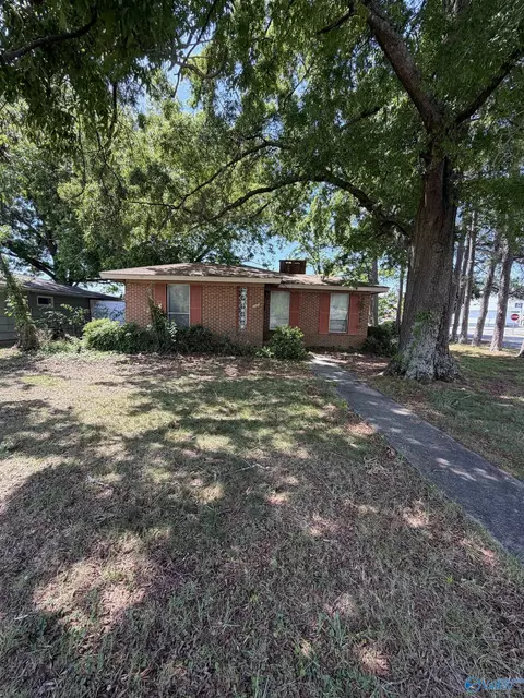 1001 Royal Dr, Decatur, AL 35601