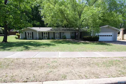 8010 Valley Bend Dr, Huntsville, AL 35802