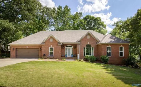 405 Lakeside Cir, Muscle Shoals, AL 35661