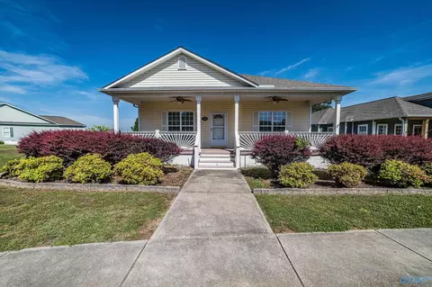 5699 Bay Village Dr, Athens, AL 35611