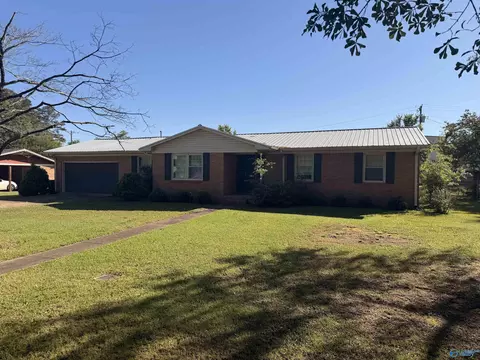 2104 Pinehurst St, Hartselle, AL 35640