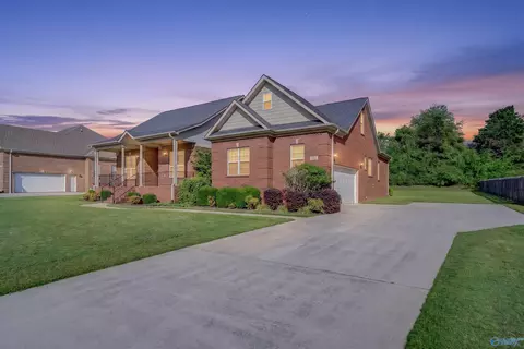230 Twin Lakes Dr, New Market, AL 35761