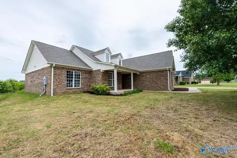 303 Narrow Ln, New Market, AL 35761