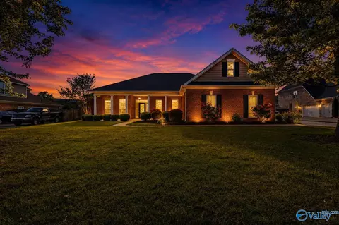 7004 Oak Creek Cir, Owens Cross Roads, AL 35763