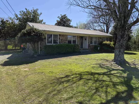 8855 Frankfort Rd, Tuscumbia, AL 35674