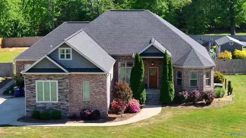 90 Oak River Dr, Gadsden, AL 35901
