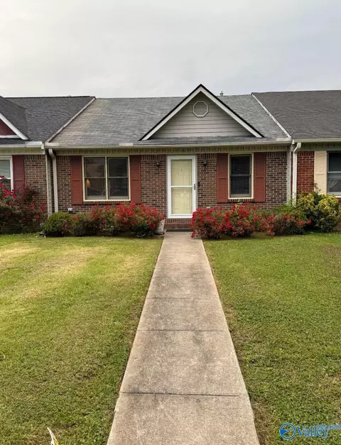 389 Cherry St, Hartselle, AL 35640