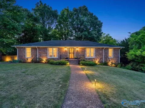 422 Robinhood Dr, Florence, AL 35633