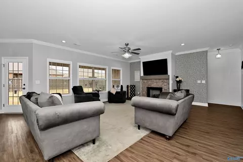 Living - 2063 Austin Dr, Cullman, AL 35058 photo 2 of 3