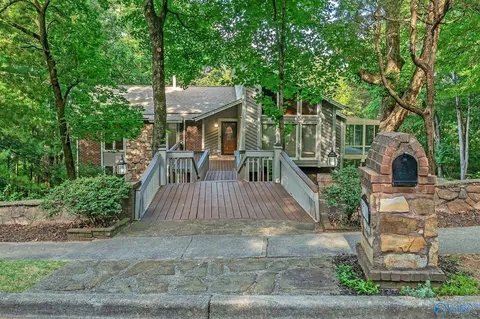 7716 Oakridge Dr, Huntsville, AL 35802