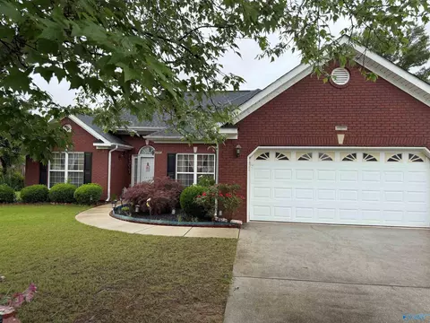 1917 Red Sunset Dr, Decatur, AL 35603