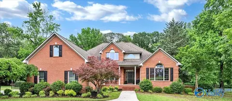 208 Wayward Ave, Hartselle, AL 35640