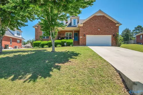 103 Cedar Run Ln, Huntsville, AL 35811