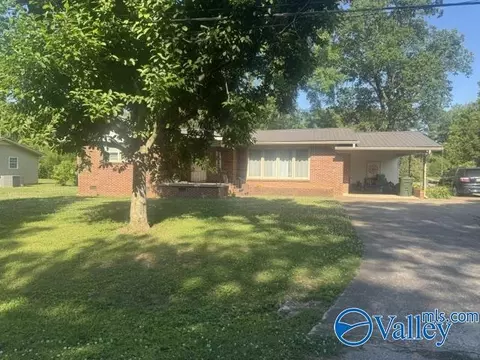 2202 Roseberry Dr, Scottsboro, AL 35768
