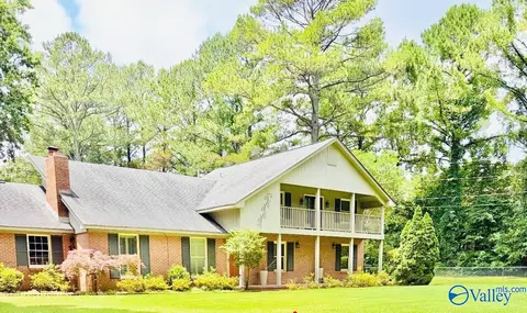 1037 Vestavia Dr, Decatur, AL 35603