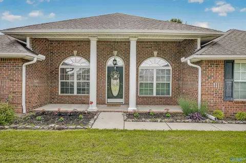 4802 Wainscott Rd, Owens Cross Roads, AL 35763