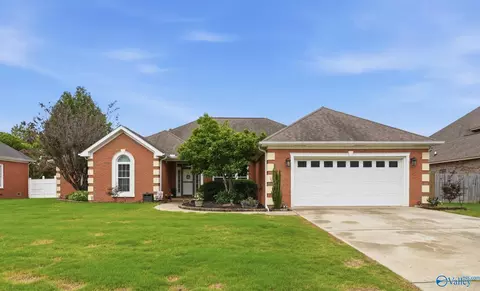 1103 Ridgecrest Ln, Hartselle, AL 35640