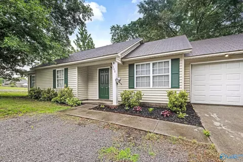1300 Snowhill Ln, Hartselle, AL 35640