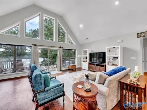 9440 Sergeant Holden Ln, Athens, AL 35614