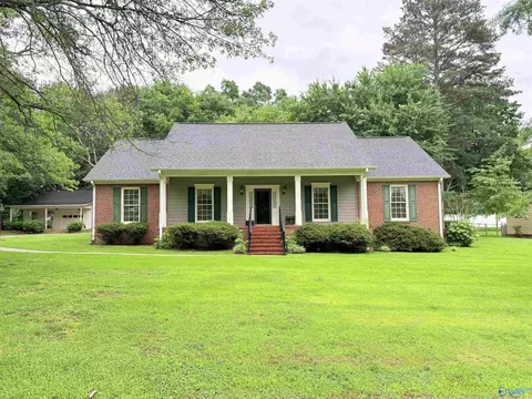 1014 Crestwood Dr, Albertville, AL 35950