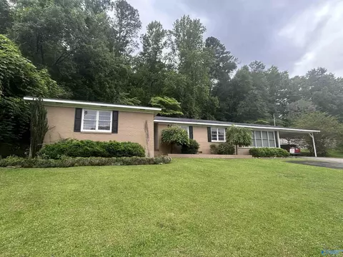 516 Country Club Dr, Gadsden, AL 35901