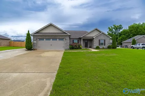 113 Stillwood Dr, Hazel Green, AL 35750
