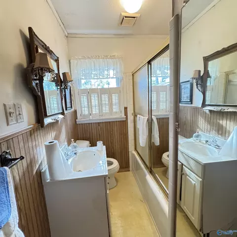 Bath - 207 Iris Dr, Centre, AL 35960 photo 1 of 5