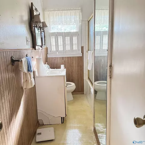 Bath - 207 Iris Dr, Centre, AL 35960 photo 2 of 5