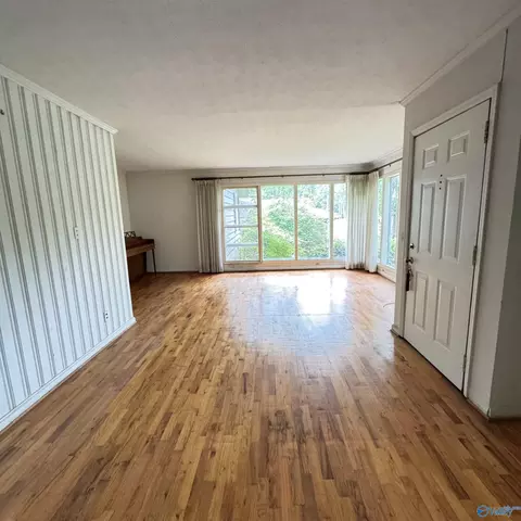 Living - 207 Iris Dr, Centre, AL 35960 photo 2 of 6