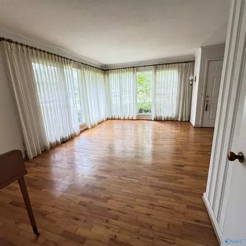 Living - 207 Iris Dr, Centre, AL 35960 photo 5 of 6