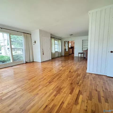 Living - 207 Iris Dr, Centre, AL 35960 photo 6 of 6