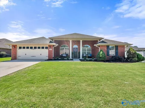 15823 Trey Hughes Dr, Harvest, AL 35749
