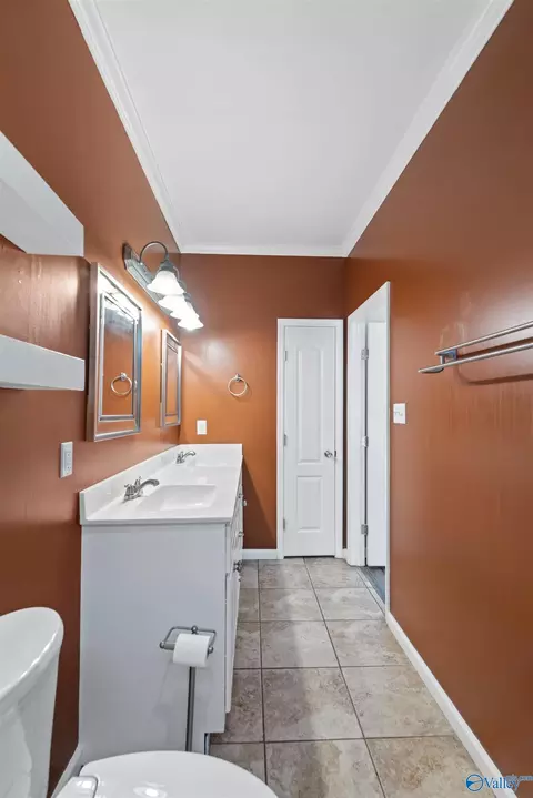 Bath - 612 S Mountain Dr, Trinity, AL 35673 photo 2 of 3