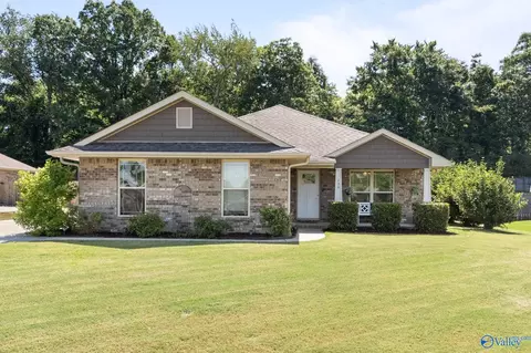 139 Lazy Oak Dr, New Market, AL 35761