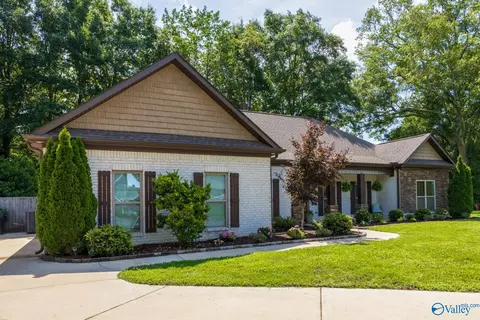 136 Chambray Dr, Owens Cross Roads, AL 35763