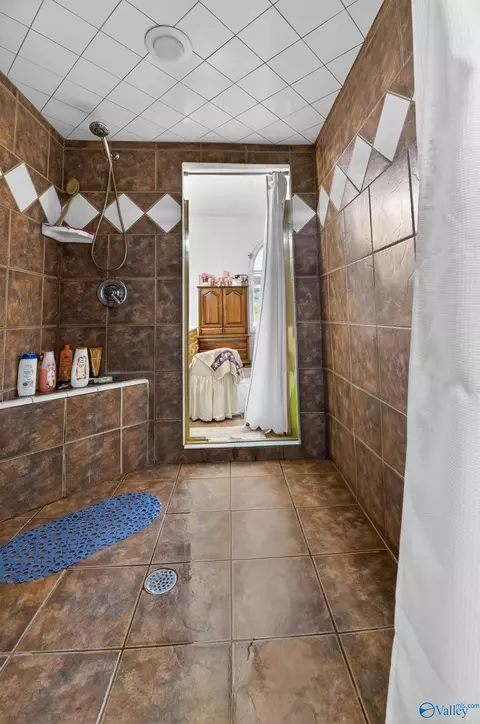 Bath - 383 Ross Rd, Boaz, AL 35956 photo 4 of 8