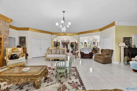 Living - 383 Ross Rd, Boaz, AL 35956 photo 4 of 5