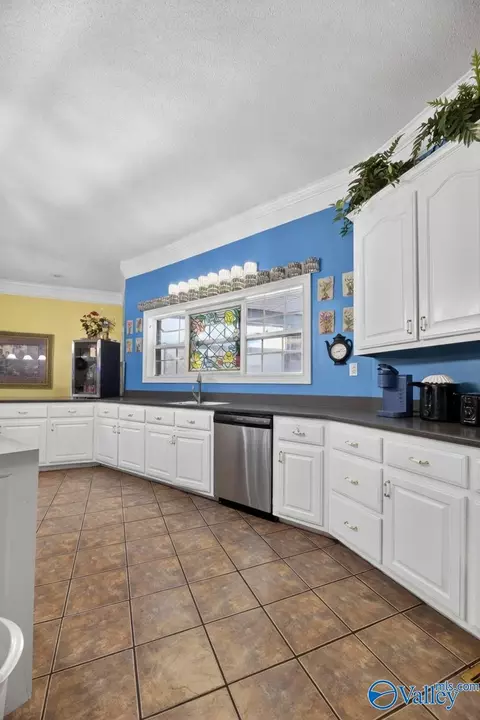 Kitchen - 383 Ross Rd, Boaz, AL 35956 photo 2 of 3