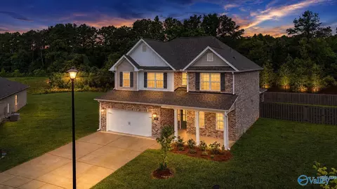 1900 Rae Ct, Hartselle, AL 35640