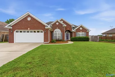 1847 Red Sunset Dr, Decatur, AL 35603