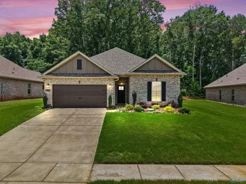 156 Midpark Dr, Meridianville, AL 35759