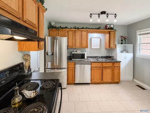 Kitchen - 310 Mountain Home Rd, Trinity, AL 35673 photo 7 of 9