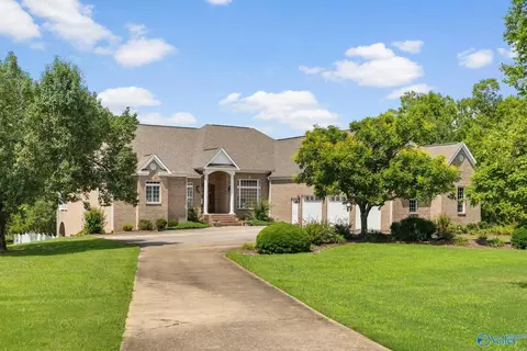 101 E Meadowhill Dr, Florence, AL 35633