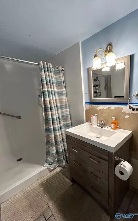 Bath - 603 Masterson Ave, Chickasaw, AL 36611 photo 2 of 5