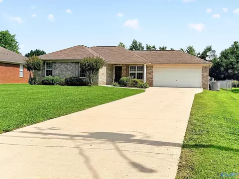 327 Shady Ln, Hazel Green, AL 35750